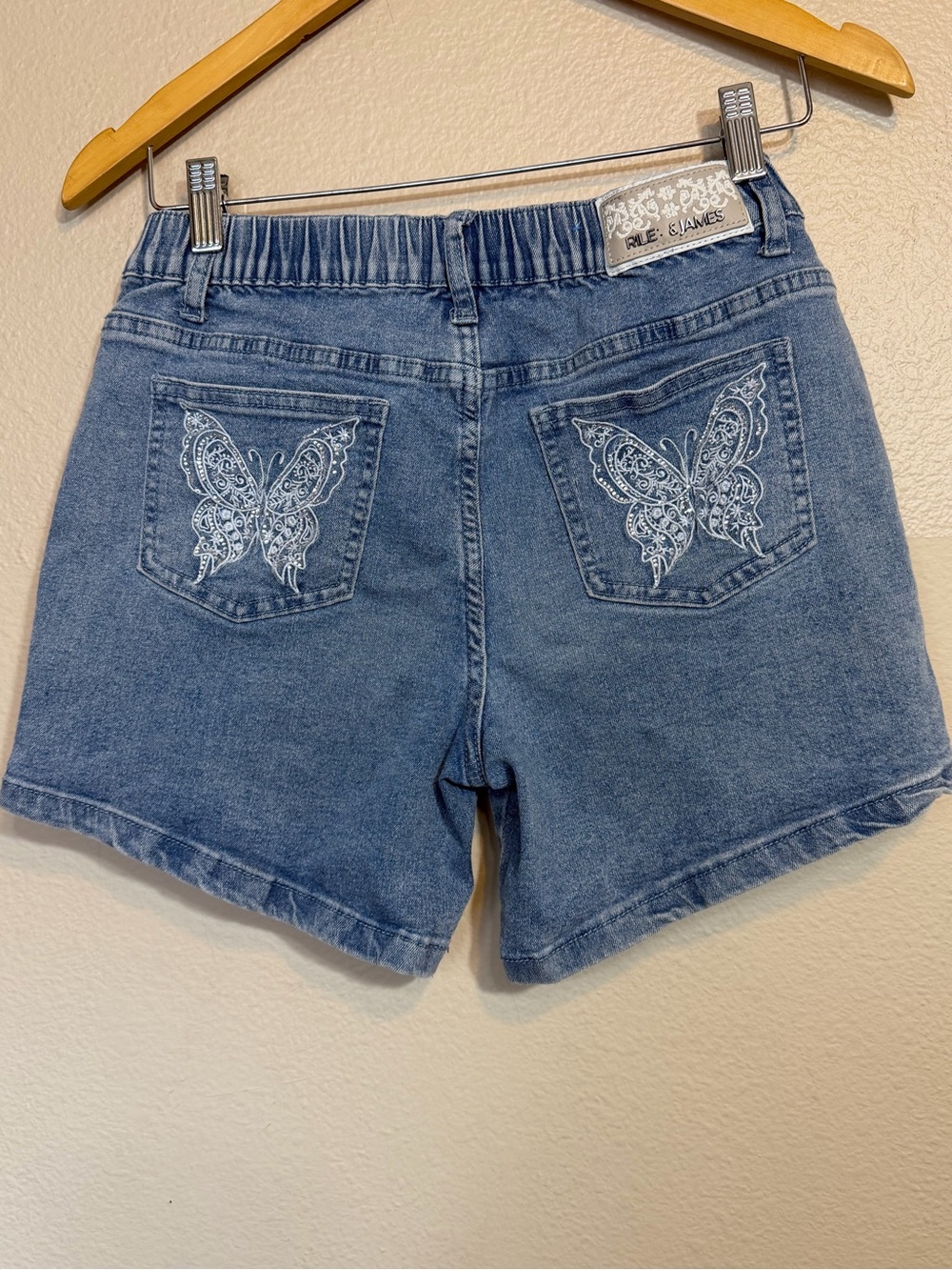 Riley & James Blue Denim Butterfly Embroidered Women’s Shorts medium